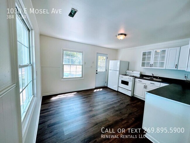 Building Photo - 1030 E Mosel Ave