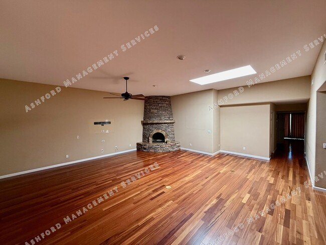 Building Photo - 3 BEDROOM 2 BATHROOM HOME RIGHT ON McCORMI...