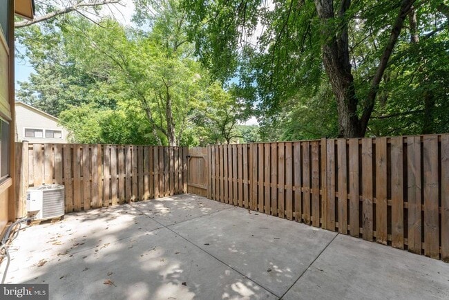 Building Photo - 10657 Spring Oak Ct