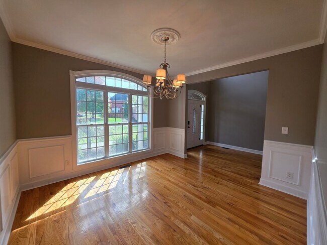 Building Photo - Holiday SPECIAL!! $500 OFF Your Move-In Co...