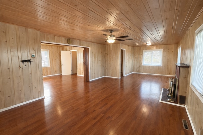 Building Photo - Great home just outside of town!