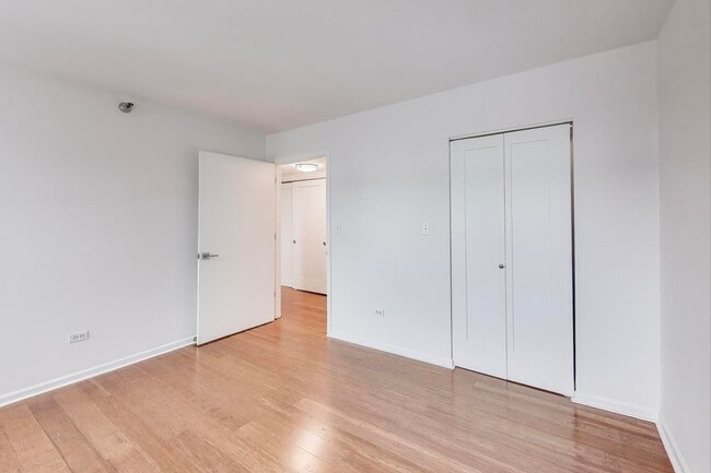 Building Photo - 345 N La Salle Dr