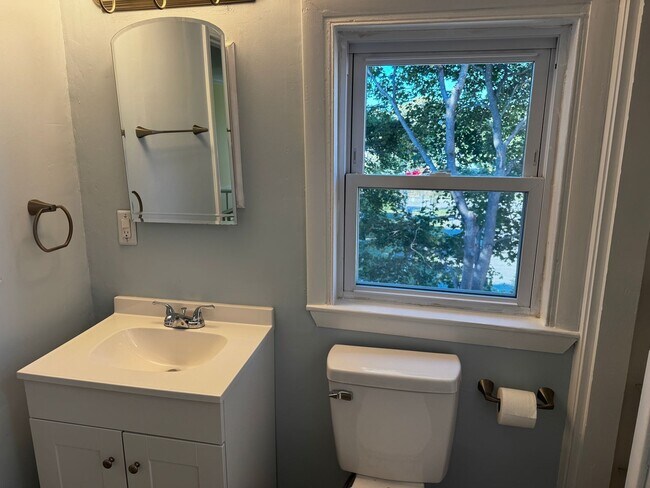 Building Photo - Spacious 3 Bedroom, 1.5 Bath House for Rent in Brewer