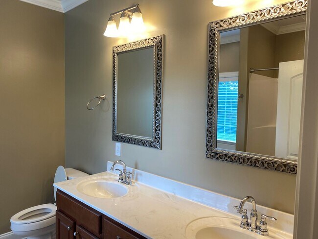 Building Photo - Coming Soon! Beautiful 3/2 with Garage and Sunroom in Johnson City, $2400, Lawn Care Included!