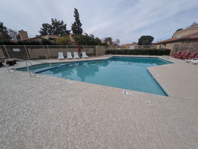 Building Photo - 3 Bedroom Patio Home in Joshua Village Nea...