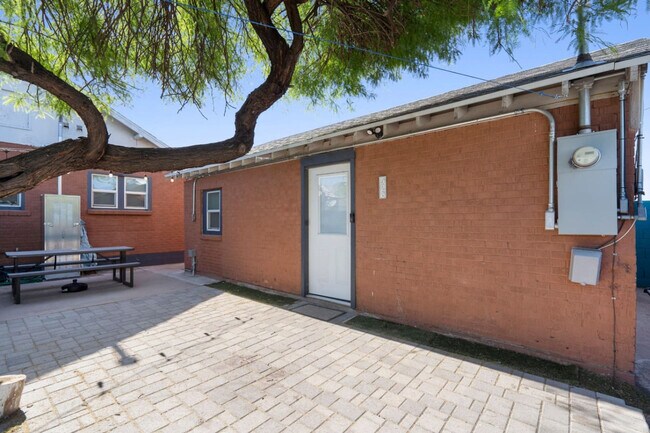 Building Photo - 320 N 13th Pl