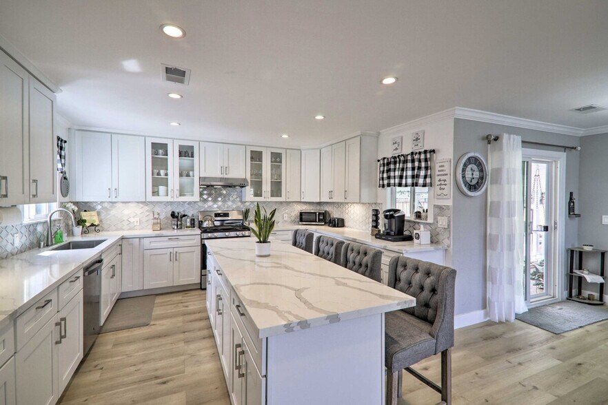 Building Photo - 893 Olivina Ave