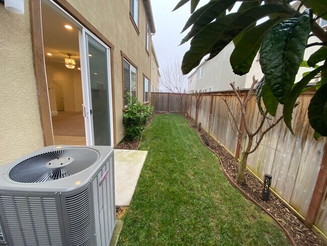 Building Photo - Gorgeous 3 bedroom 2.5 bath home in Northlake community