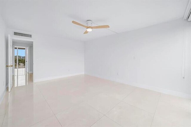 Building Photo - 9240 Fontainebleau Blvd