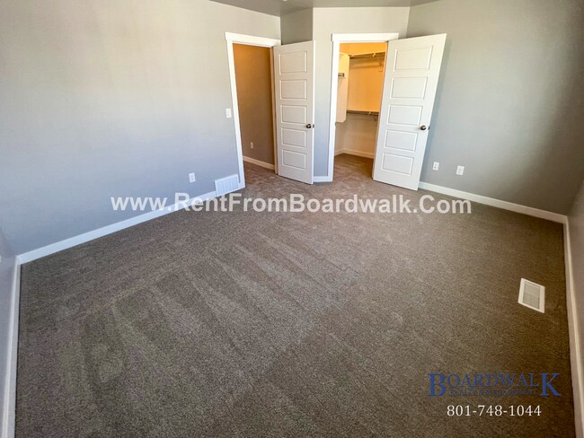 Building Photo - Modern Town Home in Highland!