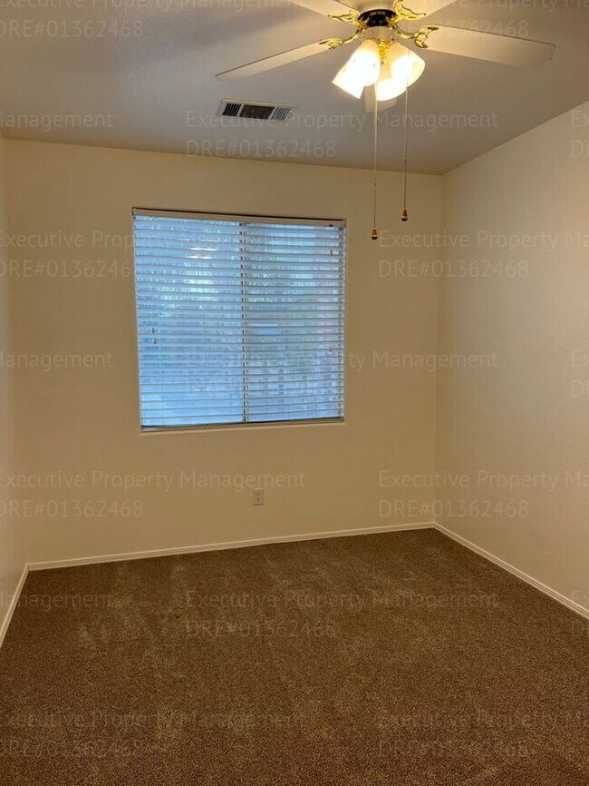 Building Photo - Stunning 4-bedroom, 3 bathroom home located in the westside of Bakersfield this spacious house of...