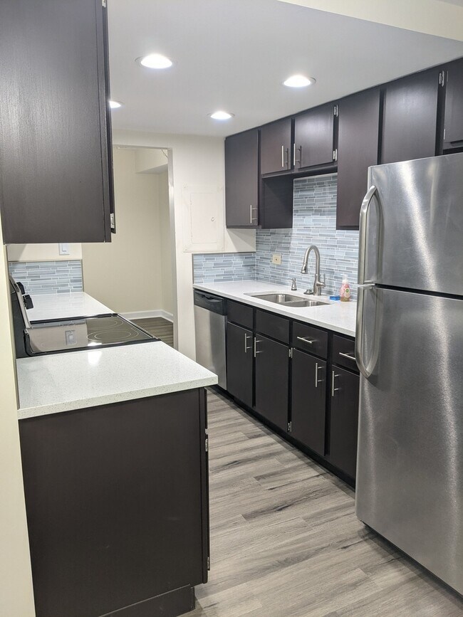 Building Photo - 6340 Americana Dr