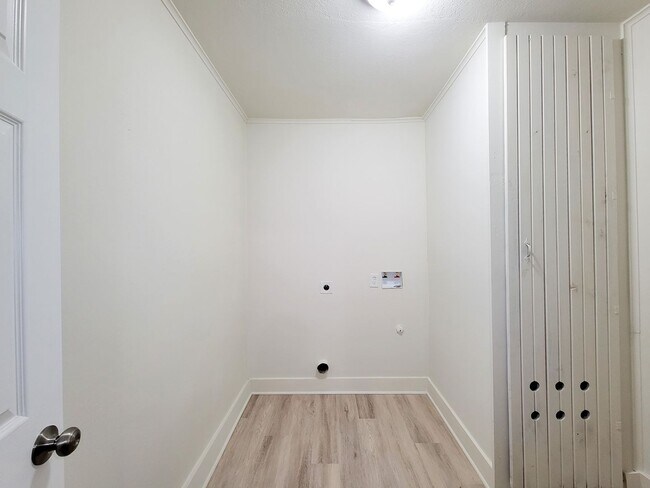 Building Photo - BEAUTIFUL REMODELED 4 BEDROOM 2 BATH HOME IN LAKE JACKSON, TEXAS