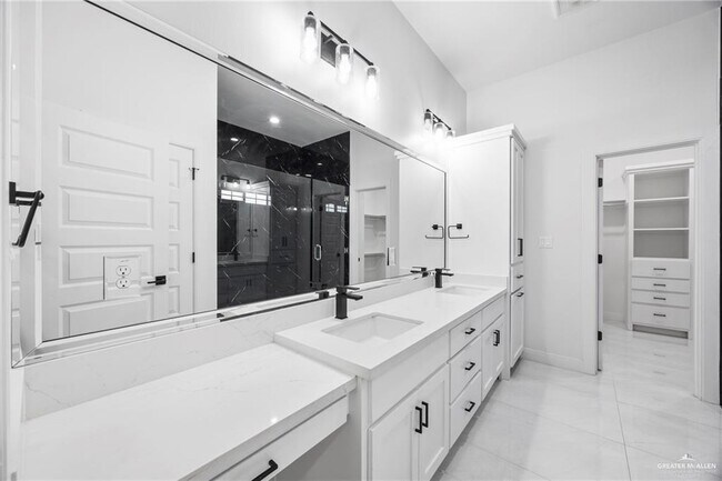 Building Photo - 1615 Lago Delton