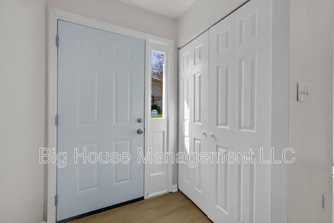 Building Photo - 3125 Heathcote Rd