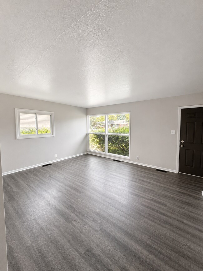 Building Photo - beautiful 3 bedroom 1 bathroom House