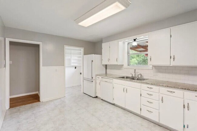 Building Photo - 316 Cranbrook Dr