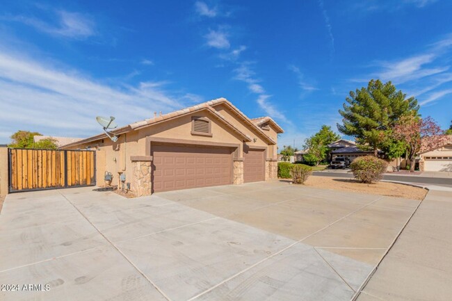 Building Photo - Absolutely Stunning Home in Peoria