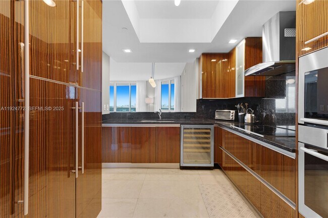 Building Photo - 2711 S Ocean Dr