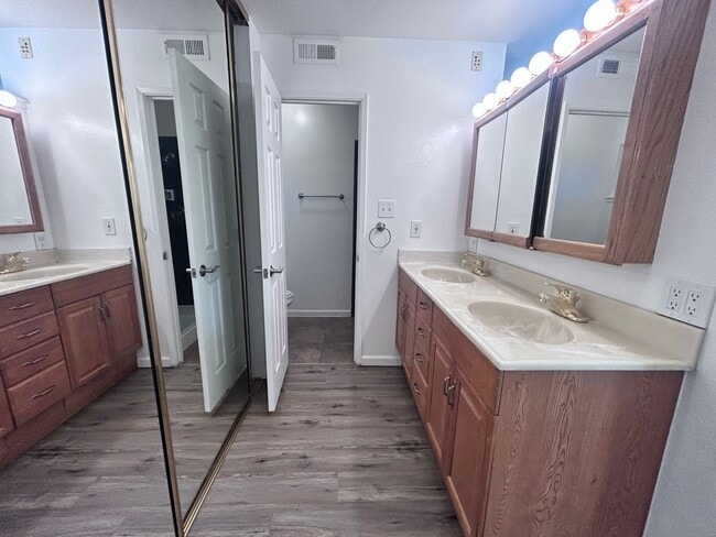 Building Photo - Three Bedroom Two Bathroom Home