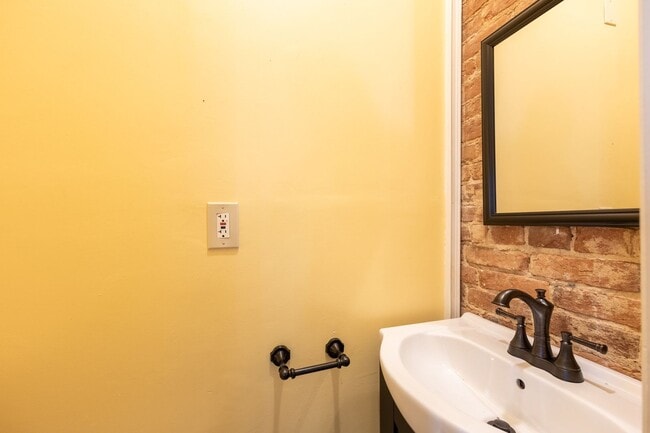 Building Photo - Lovely 3 BR/1.5 BA Semi-Detached Home in S...