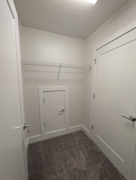 Walk-in closets for each bedroom - 15037 New Amsterdam Ln