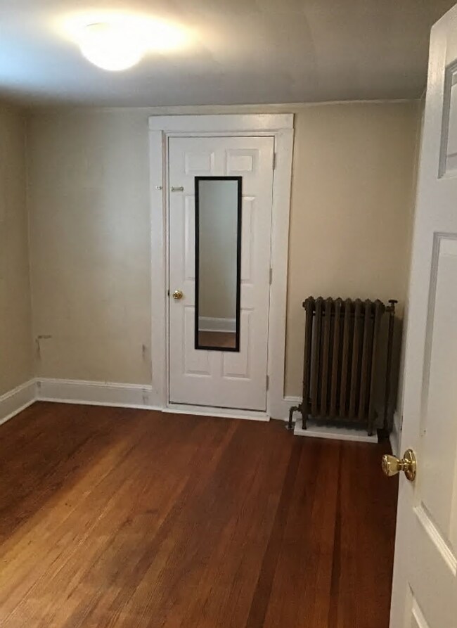 Building Photo - Perfect for college students, but great for others too!