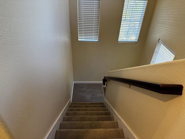 Building Photo - Beautiful and spacious 4 bedroom/ 2.5 bathroom home