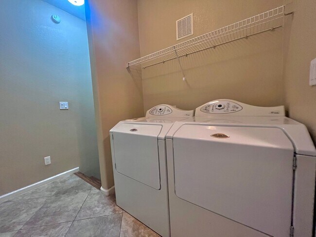 Building Photo - COMING SOON!! CUTE 3 BD/2BA CONDO LOCATED ...