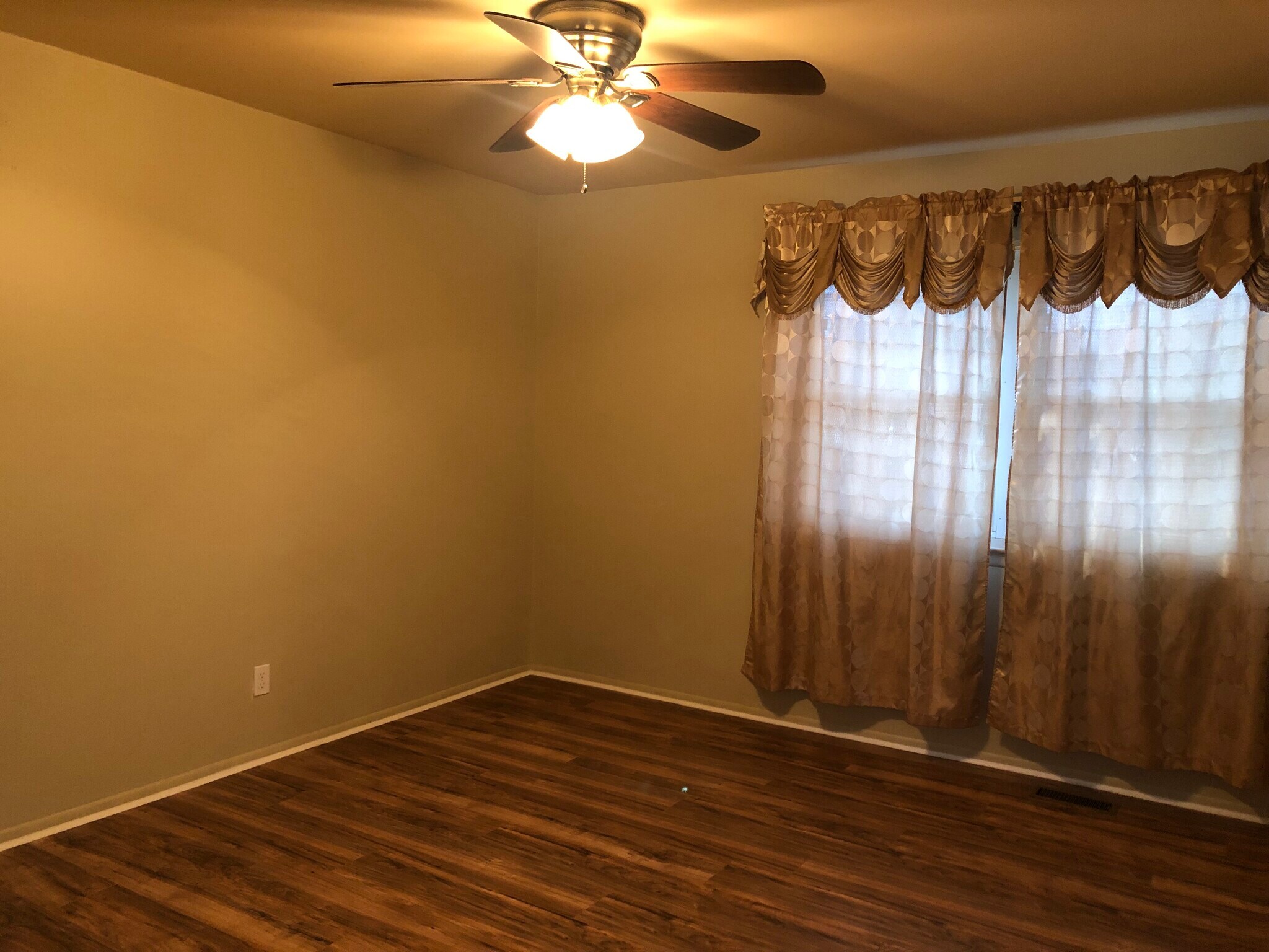 Building Photo - 570 Jamestown Ct