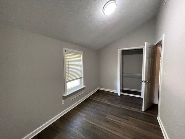 Building Photo - CHARMING UPDATED 1940'S COTTAGE IN HISTORIC COLONIAL VILLAGE IN S. KNOXVILLE!!!!!