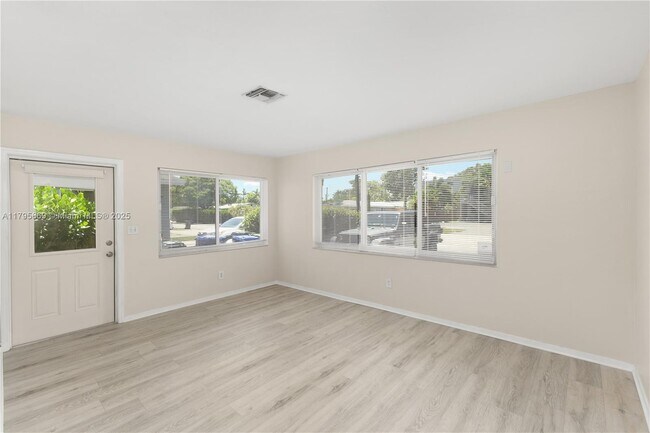 Building Photo - 911 NE 17th Ct