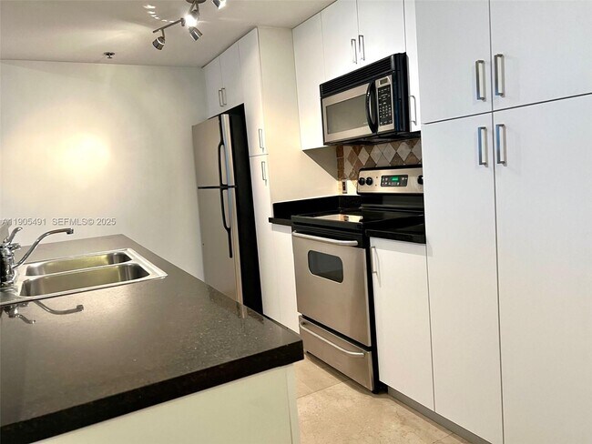 Building Photo - 1401 SW 22nd St