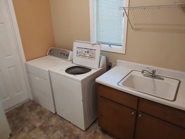 Building Photo - 304 Holly Hill Rd