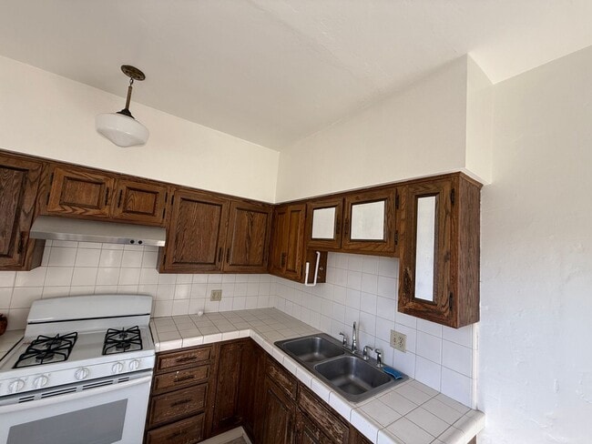 Building Photo - 5942 Willoughby Ave