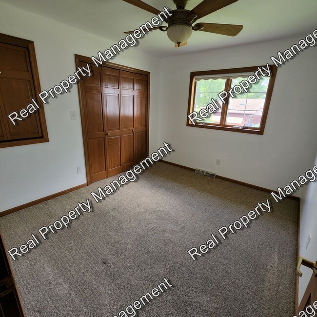 Building Photo - Well Maintained Schererville Tri-Level