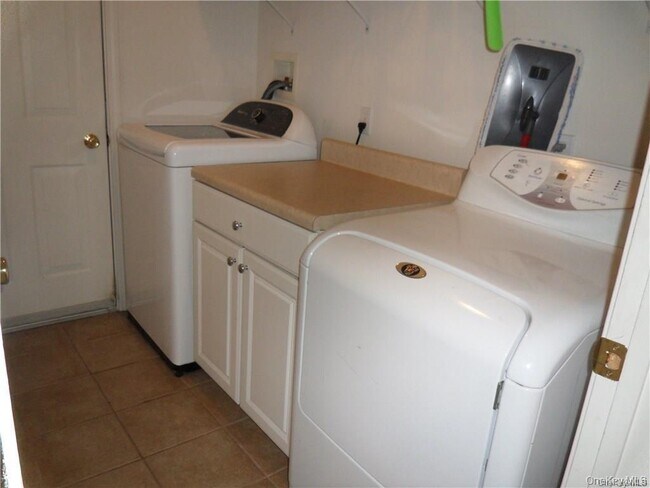 Building Photo - 6 Blackmoor Ct