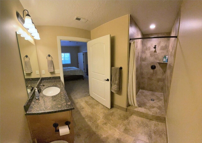 Building Photo - 606 W S Temple St