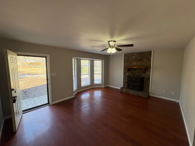 Building Photo - For Rent