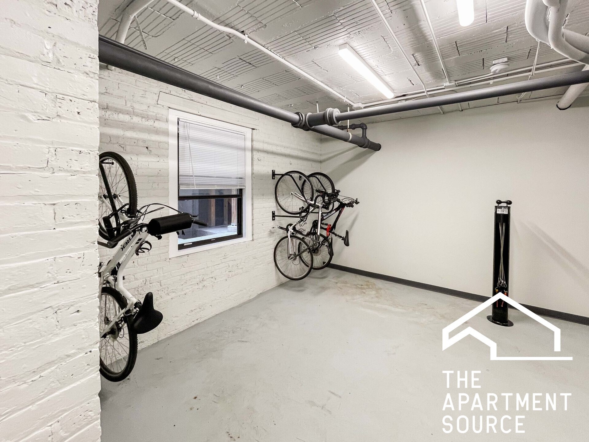 Building Photo - 520 W Cornelia Ave