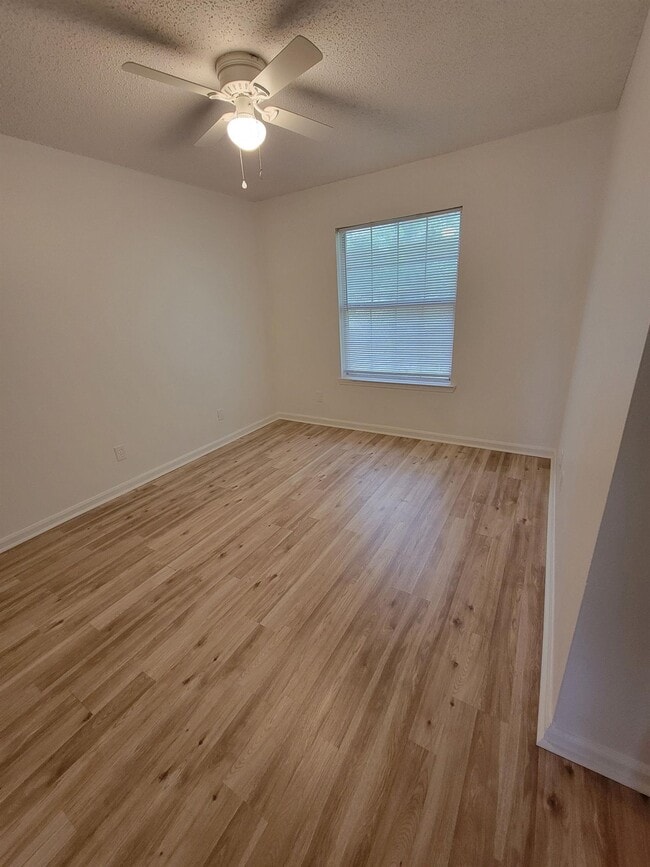 Building Photo - 1100 Greentree Ct