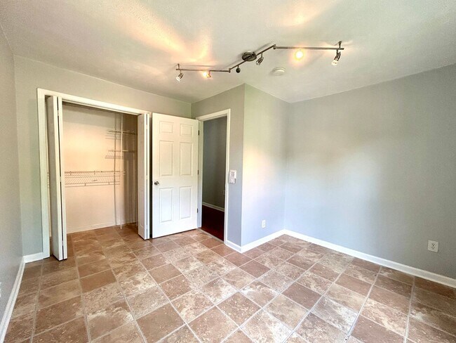 Building Photo - Spacious 4-Bedroom Home Near College Hill & Highland Park