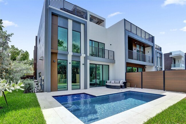 Building Photo - 1825 NE 26th Ave