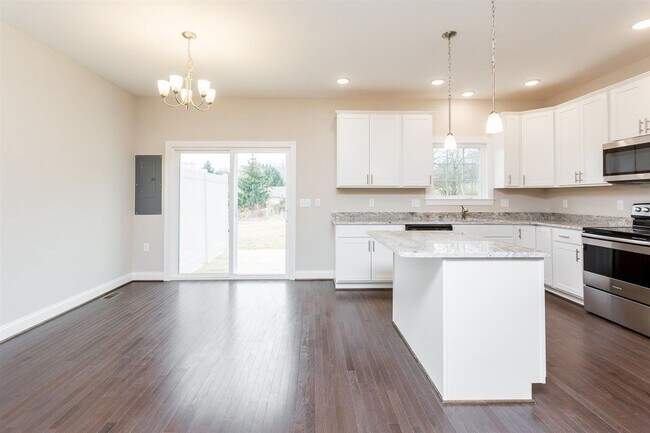 Building Photo - Spacious Luxury Townhome! Outstanding Location!