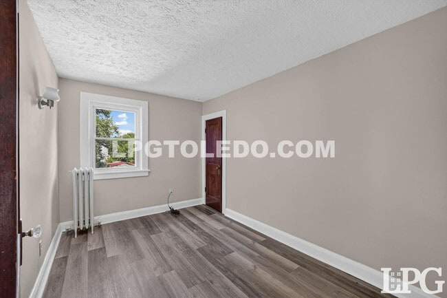 Building Photo - 3822 Lockwood Ave
