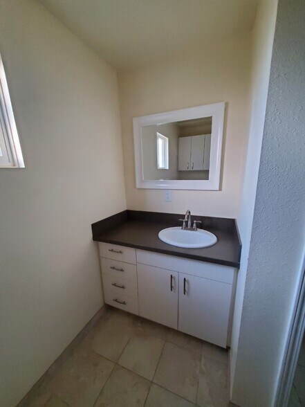 Guest Bath - 72 Camino de las Huertas