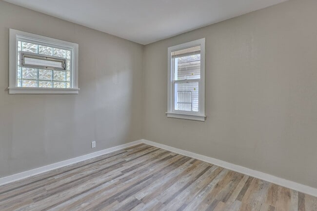 Building Photo - Cozy Home