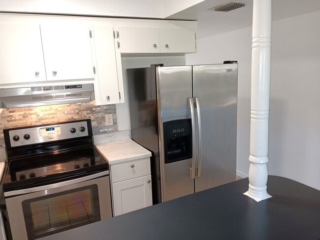 Building Photo - Nice, renovated one-bedroom near 4th St co...