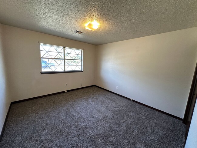 Building Photo - Beautiful duplex in Moore for rent!