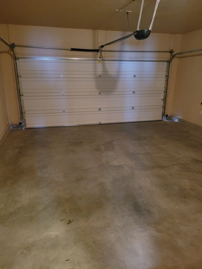 Building Photo - 3 Bedroom, 2 Bathroom Home!